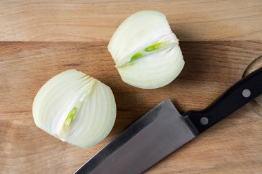 Ahşap arka plan üzerinde ikiye kesilmiş soğan