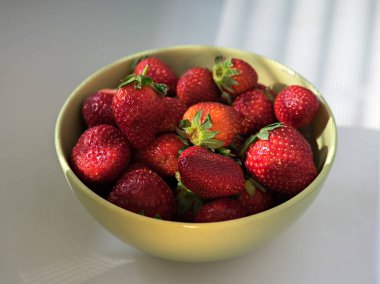 Bir kase Bütün Konfit taze çilek