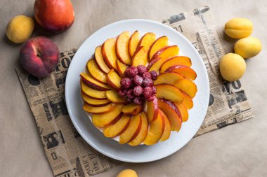 Şeftalili pasta beyaz tabakta. Üstten Görünüm doğrudan yukarıdaki düz yatıyordu