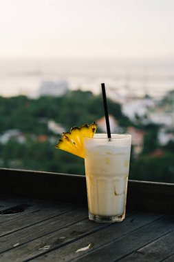 Bir cam pipet ile ananas muzlu süt