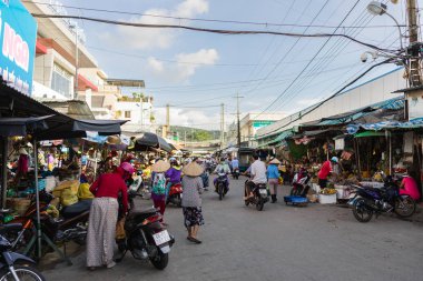 Yerel gün market Sokağı. Ürünleri satmak ve motosiklet üzerinde yerli halklar cadde boyunca gitmek