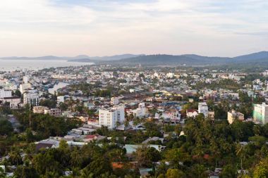 Yüksek Duong Dong kenti görünümünden güzel hava manzara