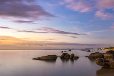Bulutlu gökyüzü üzerinde renkli doğal günbatımı deniz manzarası