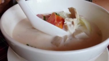 Tom Kha Kai Thai çorbası kaşıkla karıştırıldı.