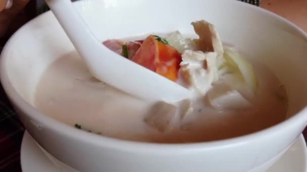 Tom Kha Kai thai soup stirred with a spoon in bowl — Stock Footage Tom Kha Kai Thai Soup Stirred Spoon Bowl Stock Footage