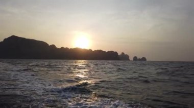 Tekneden sahile ve suya bak. Gemi sabah erkenden kıyıdan denize doğru yelken açar. Yavaş çekim