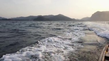 Tekneden sahile ve suya bak. Gemi sabah erkenden kıyıdan denize doğru yelken açar. Yavaş çekim