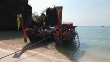 Krabi, Tayland - 21 Ocak 2019: Yerel bir Taylandlı sabah gemiyle kıyıdan denize açılmaya hazırlanıyor. Komşu Adalara Taşıma