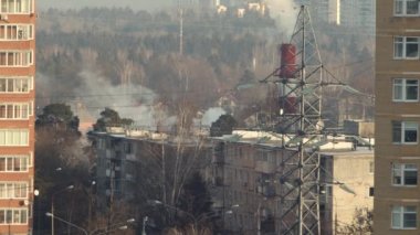 Küçük Rus kasabası Troitsk. Kazan dairesi borularından evler, elektrik hatları ve buhar geliyor.