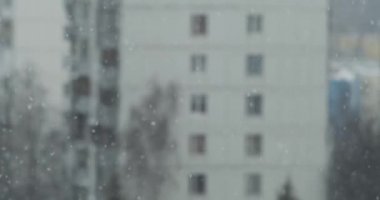 Eski kasaba binalarına kış mevsiminde yağan kar Rus şehrinin arka planını bulanıklaştırdı. Yavaş çekim