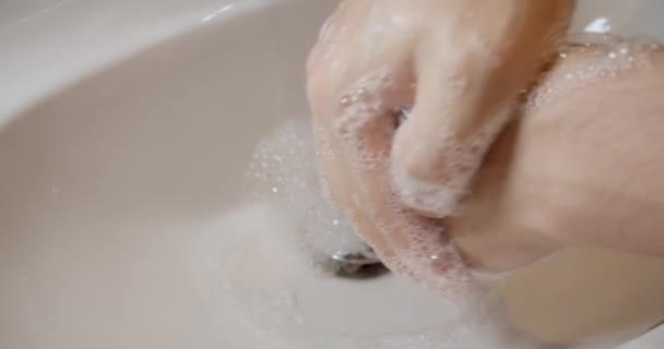 蛇口の下に水と石鹸泡で手を洗う 衛生のルールだ スローモーションクローズアップ — ストック動画