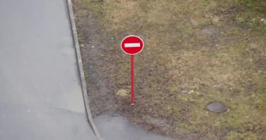 Giriş yok ya da trafiğe girmeyin - kırmızı daireli beyaz tuğla ile caddede yol işaretini yasaklamak