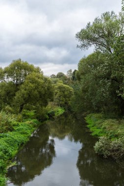 Pahra nehri manzarası yaz bulutlu bir günde Rusya 'da yeşillikler ve ağaçlar arasında