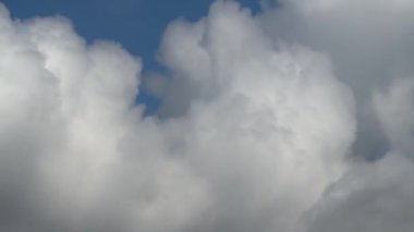 Mavi gökyüzünde hareket eden bulutlar zaman geçtikçe yakınlaşır. Telefoto mercek görüntüsü