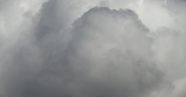 Gökyüzünde kümülüs bulutlarının hareket etmesi zaman aşımına uğrar.