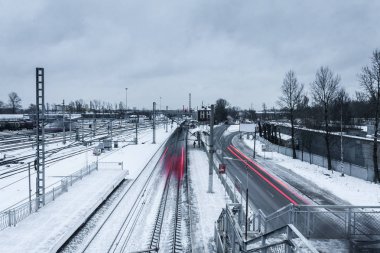   Kırmızı ışıklar tren