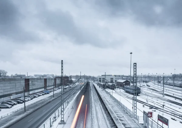     Mavi bulutlar altında tren