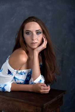 genç güzel kadın arka plan portre studio gri