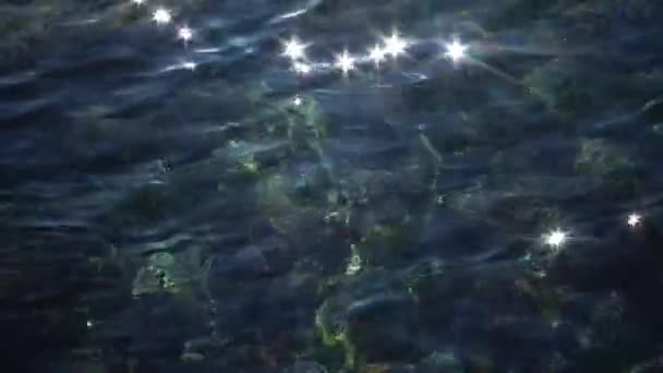 O reflexo do sol na água, o brilho do sol na superfície do mar, o Mar Negro — Vídeo de Stock