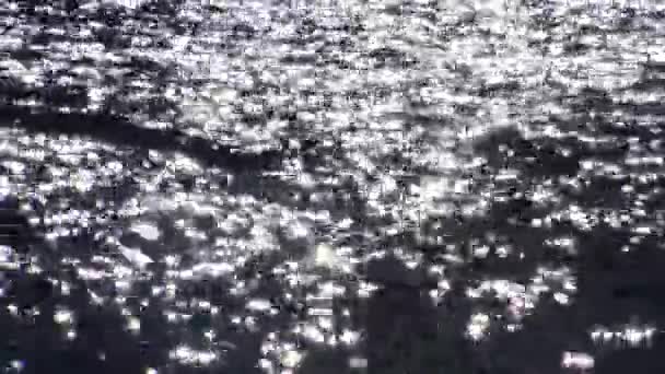 水、海、黒海の表面に太陽のまぶしさで太陽の反射 — ストック動画