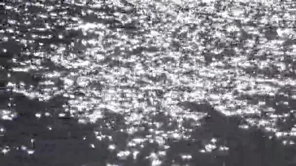 O reflexo do sol na água, o brilho do sol na superfície do mar, o Mar Negro — Vídeo de Stock
