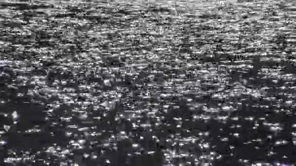 太阳在水中，炙热的阳光下的海，黑的海表面上的反射 — 图库视频影像
