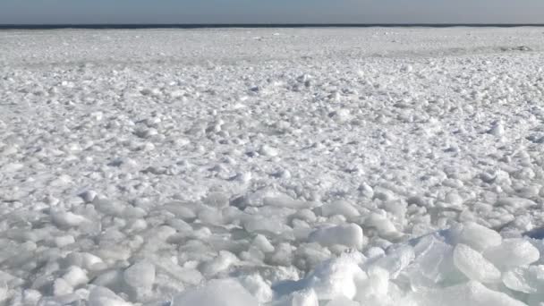 Flytande is i havet nära stranden — Stockvideo