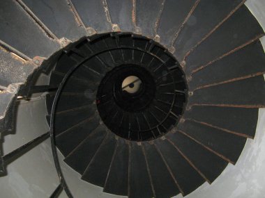 Deniz feneri adanın içinde bir döner merdiven