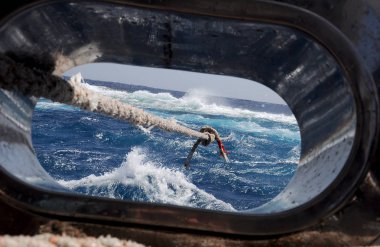 Big Brother Adası Red Sea'deki/daki ipler bir fırtına sırasında demirleme