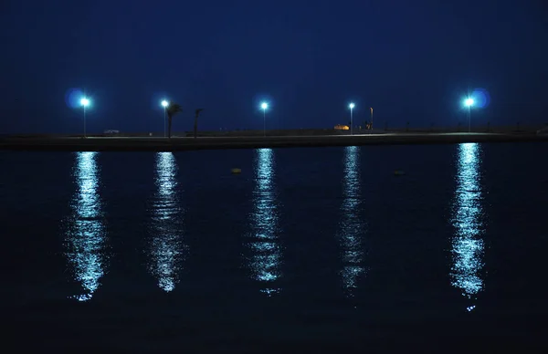 Lanterne di luce di riflessione in acqua — Foto Stock