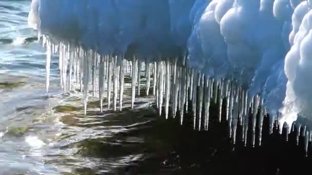 Eiszapfen auf dem zugefrorenen Schwarzen Meer — Stockvideo