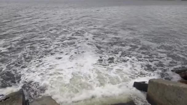 Águas residuais são derramadas no estuário, espuma suja . — Vídeo de Stock