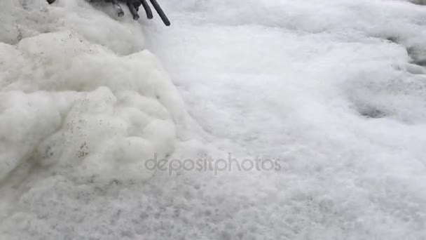 Las aguas residuales se vierten en el estuario, espuma sucia . — Vídeos de Stock