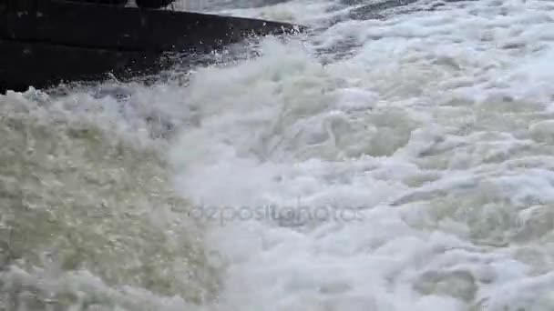 Águas residuais são derramadas no estuário, espuma suja . — Vídeo de Stock