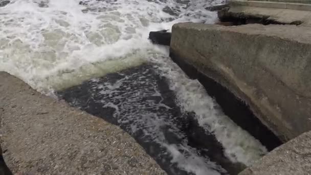 Águas residuais são derramadas no estuário, espuma suja . — Vídeo de Stock