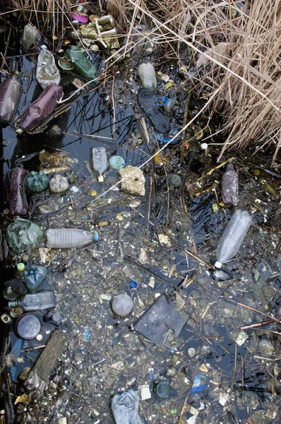Umweltproblem, Müll. Verunreinigung mit Schutt und Plutonium — Stockfoto