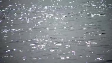 Gölün, güneşin su yansıma su üzerinde parlama