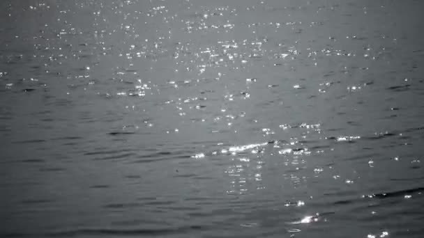 Mirada en el agua del lago, el reflejo del sol en el agua — Vídeo de stock