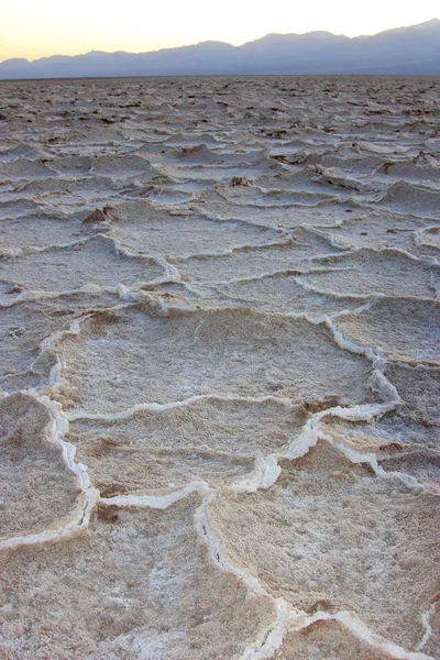 Tierra seca agrietada en Salt Flats, Valle de la Muerte — Foto de Stock