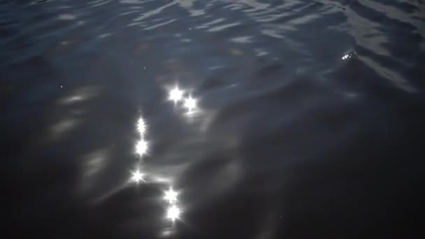 물 위에 떠 있는 태양의 빛 — 비디오