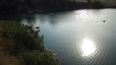 Göl su güneşte yansımasıdır. Su üzerinde parlama