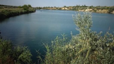 Sular altında granit ocağı. Tatlısu gölü. Etrafında güzel doğa 