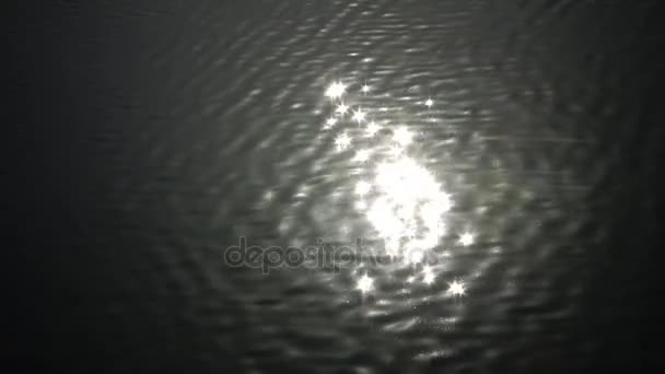 Reflection of the sun in the lake water. Glare on the water — Stock Video