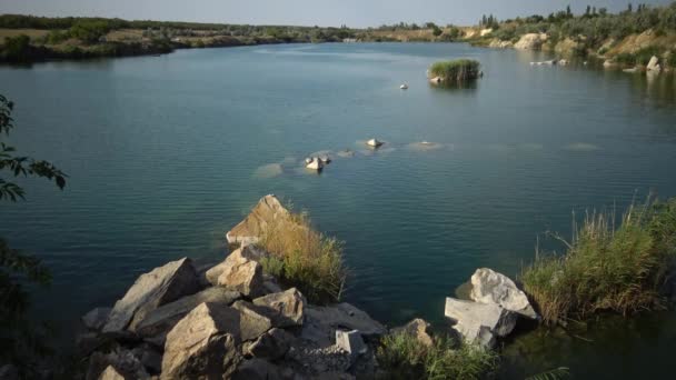 Überfluteter Granitsteinbruch. Süßwassersee. schöne Natur ringsum — Stockvideo