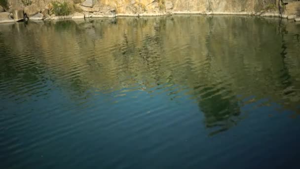 Pedreira de granito inundada. Lago de água doce. Bela natureza ao redor — Vídeo de Stock
