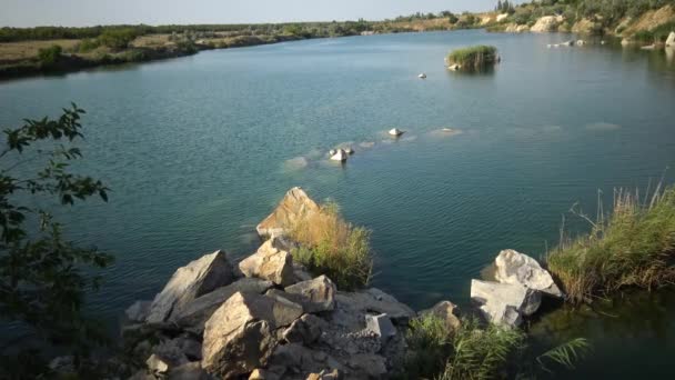 Carrière de granit inondée. Lac d'eau douce. Belle nature autour — Video