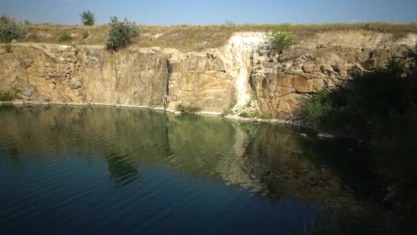 浸水花崗岩の採石場。淡水湖。周辺の美しい自然 — ストック動画