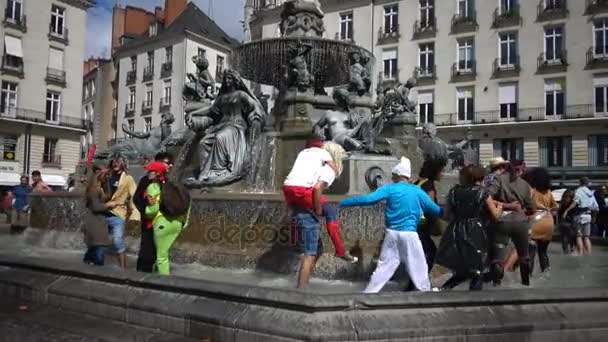NANTES, FRANCE - вересень 2017: Fountain in the center of Nantes in France, flash mob. Франція — стокове відео
