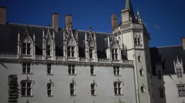 Fransa, Nantes - Eylül 2017: Kale duvarlı kalenin içinde görülen Chateau des ducs de Bretagne. Şehir merkezinde büyük bu şatoda artık bir müze olarak kullanılmaktadır