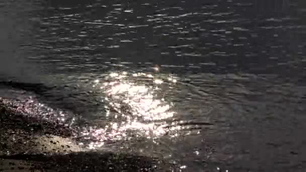 L'éblouissement du soleil sur l'eau, le reflet de la lumière, la réfraction des rayons du soleil 
